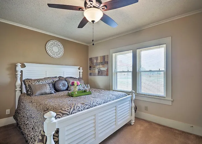 Inviting Lubbock Home > 1 Mi To Downtown