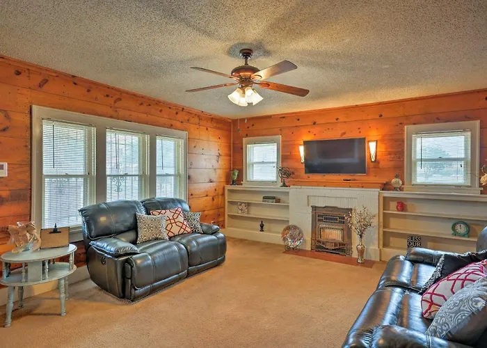 Inviting Lubbock Home > 1 Mi To Downtown